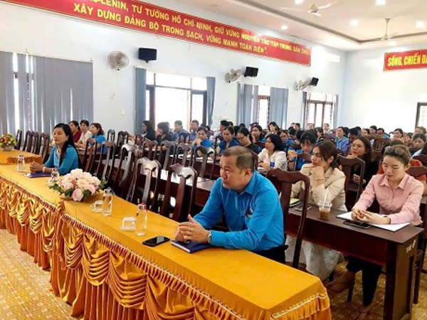 Liên đoàn Lao động huyện Čư M'gar phối hợp với Trung tâm Chính trị huyện Khai mạc lớp bồi dưỡng lý luận chính trị, chính sách, pháp luật  cho cán bộ Công đoàn cơ sở năm 2025