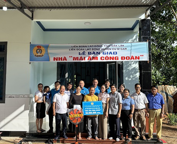 Liên đoàn Lao động tỉnh Đắk Lắk Tổ chức lễ bàn giao kinh phí xây dựng nhà “Mái ấm công đoàn” tại huyện CưM’gar