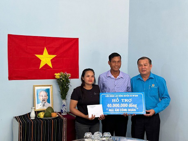 Lễ bàn giao nhà "Mái ấm công đoàn" cho gia đình anh Y Xếp Niê, Đoàn viên CĐCS xã Ea Tul