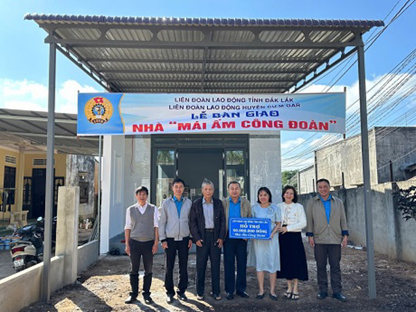 Liên đoàn Lao động huyện Cư M’gar tổ chức Lễ bàn giao nhà “Mái ấm Công đoàn” cho gia đình đoàn viên có hoàn cảnh khó khăn