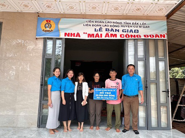 Liên đoàn Lao động huyện Cư M’gar: Bàn giao nhà “Mái ấm công đoàn” cho đoàn viên có hoàn cảnh khó khăn tại xã Ea Kuếh