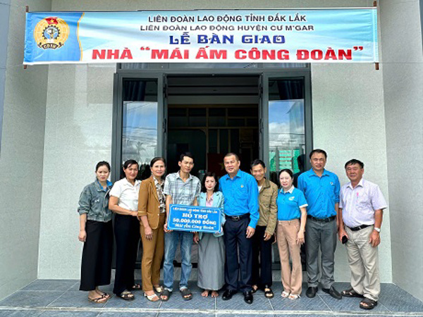 Liên đoàn Lao động huyện Cư M’gar: Bàn giao “Nhà mái ấm công đoàn” cho đoàn viên có hoàn cảnh khó khăn