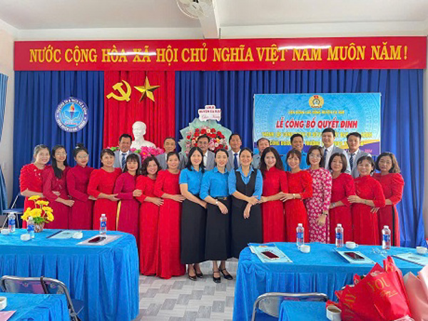 Liên đoàn Lao động huyện Ea Kar tổ chức Lễ công bố quyết định thành lập CĐCS và ra mắt Ban Chấp hành CĐCS Trường TH & THCS Vừ A Dính.