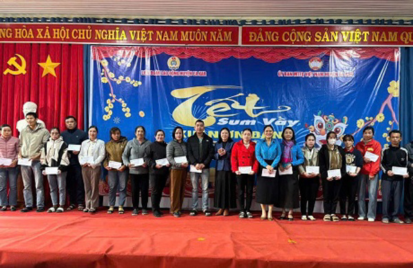 Liên đoàn Lao động huyện Ea Kar và Ủy ban MTTQVN huyện tổ chức Chương trình “Tết sum vầy - Xuân ơn Đảng” năm 2025 