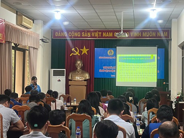 Cán bộ CĐCS và người lao động Công đoàn Ngành Giao thông Vận tải Đắk Lắk tham gia hội nghị tuyên truyền, đối thoại Pháp luật Lao động, Luật BHXH, BHYT.
