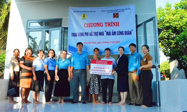 Liên đoàn Lao động Tỉnh Đắk Lắk phối hợp với Liên đoàn Lao động TP.Buôn Ma Thuột, Ngân hàng Nông nghiệp và Phát triển Việt Nam chi nhánh Bắc Đắk Lắk tổ chức trao kinh phí hỗ trợ “Mái ấm công đoàn”