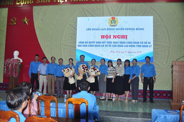 Liên đoàn Lao động huyện Krông Bông tổ chức Hội nghị Công bố Quyết định kết thúc hoạt động các CĐCS và chuyển giao công đoàn cơ sở không kết thúc hoạt động về Liên đoàn Lao động tỉnh Đắk Lắk