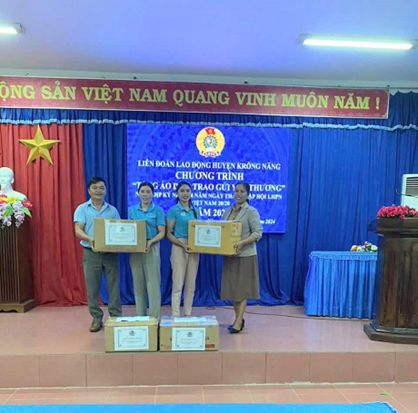 Tặng áo dài, trao yêu thương, giữ gìn nét đẹp truyền thống nhân Kỷ niệm 94 năm ngày thành lập Hội LHPNVN (20/10/1930 - 20/10/2024)
