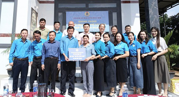 Trao nhà “Mái ấm công đoàn” cho đoàn viên Công đoàn cơ sở xã Phú Xuân  huyện Krông Năng