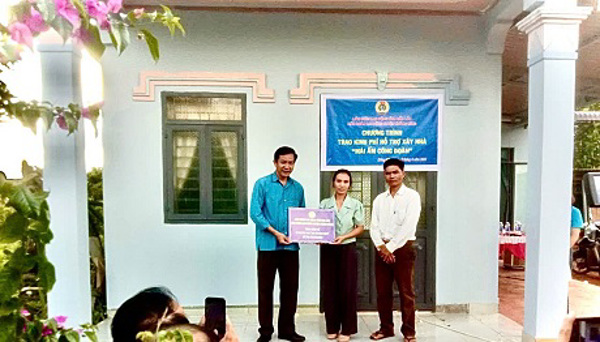  Liên đoàn Lao động huyện Krông Năng trao nhà “Mái ấm công đoàn” cho đoàn viên Công đoàn cơ sở trường Mẫu Giáo Hoa Thủy Tiên, xã Dliêya, huyện Krông Năng