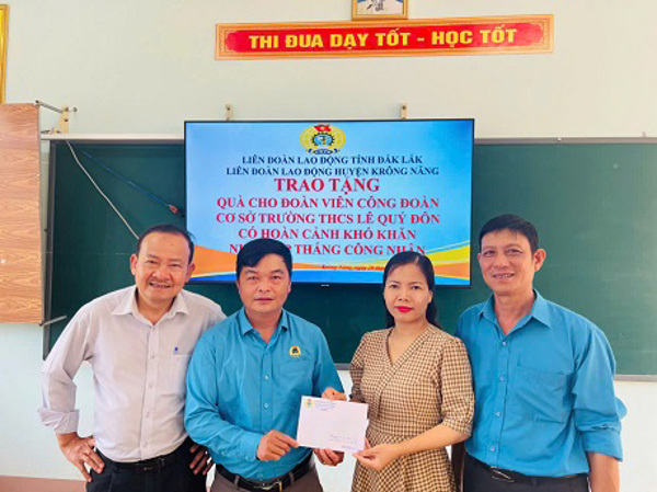 Liên đoàn Lao động huyện Krông năng thăm, tặng quà công nhân lao động nhân Tháng Công nhân năm 2025