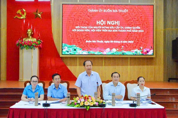 Thành uỷ Buôn Ma Thuột đã tổ chức Hội nghị đối thoại giữa Thành uỷ, UBND Thành phố với đoàn viên, hội viên của Liên đoàn Lao động, Hội Nông dân, Hội Phụ nữ năm 2024.