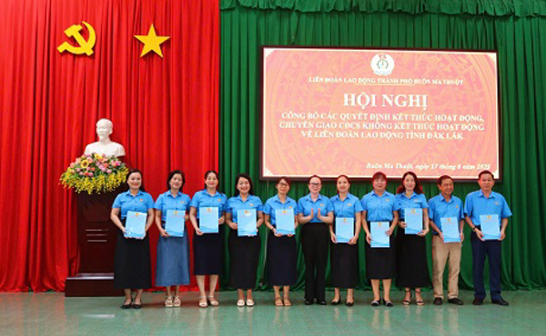 Liên đoàn lao động thành phố Buôn Ma Thuột Công bố Quyết định kết thúc hoạt động, chuyển giao công đoàn cơ sở không kết thúc hoạt động về Liên đoàn Lao động tỉnh Đắk Lắk