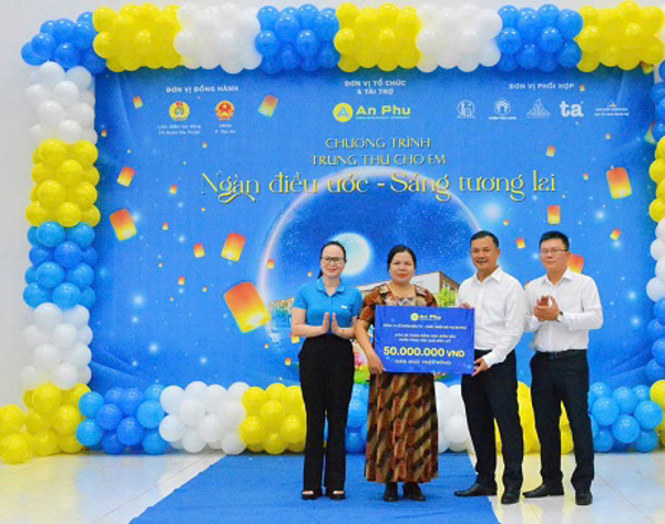 Trao tặng 30 xe đạp và hàng trăm phần quà cho trẻ em có hoàn cảnh khó khăn tại cụm Công nghiệp Tân An và phường Tân An.