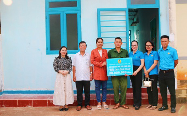 Liên đoàn Lao động TP Buôn Ma Thuột trao hỗ trợ 03 căn nhà 'Mái ấm công đoàn' cho người lao động với tổng trị giá 130 triệu đồng