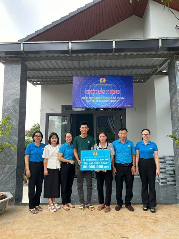 Liên đoàn Lao động thành phố Buôn Ma Thuột Tổ chức trao hỗ trợ kinh phí xây dựng nhà "Mái ấm Công đoàn" cho đoàn viên có hoàn cảnh khó khăn