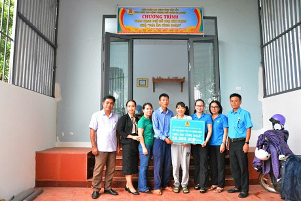 Liên đoàn lao động thành phố Buôn Ma Thuột trao 02 căn nhà “Mái ấm Công đoàn” cho đoàn viên có hoàn cảnh khó khăn.
