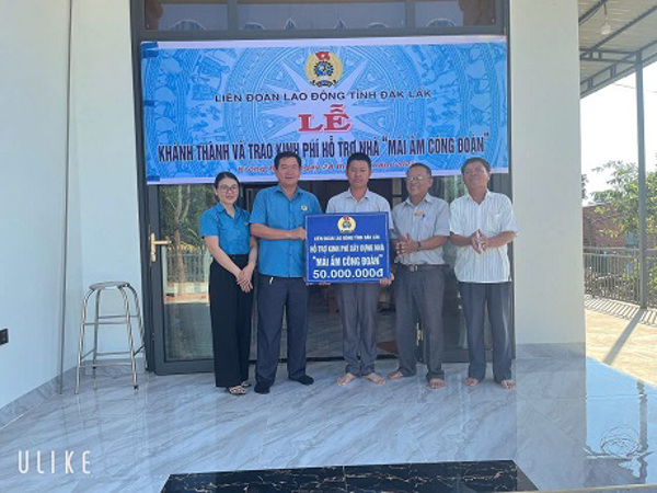 Trao nhà “Mái ấm công đoàn” cho đoàn viên Công đoàn cơ sở xã Cư Kty thuộc Công đoàn huyện Krông Bông, tỉnh Đắk Lắk