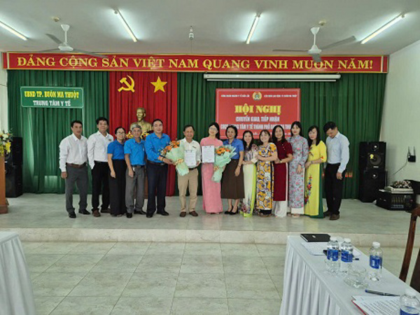 Hội nghị chuyển giao và tiếp nhận công đoàn cơ sở  Trung Tâm y tế thành phố Buôn Ma Thuột 