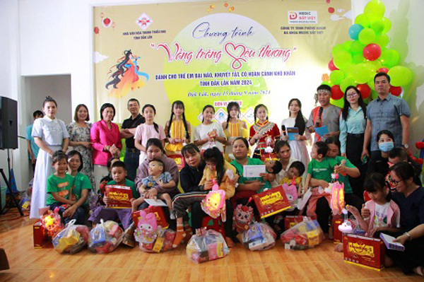  Công đoàn Ngành Y tế khen thưởng, tặng quà cho con đoàn viên học giỏi và bị khuyết tật nhân dịp Tết Trung thu