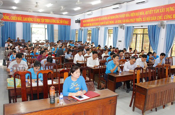 Liên đoàn Lao động huyện Buôn Đôn phối hợp Trung tâm Chính trị huyện tổ chức lớp bồi dưỡng lý luận chính trị và tập huấn nghiệp vụ công tác Công đoàn năm 2024.