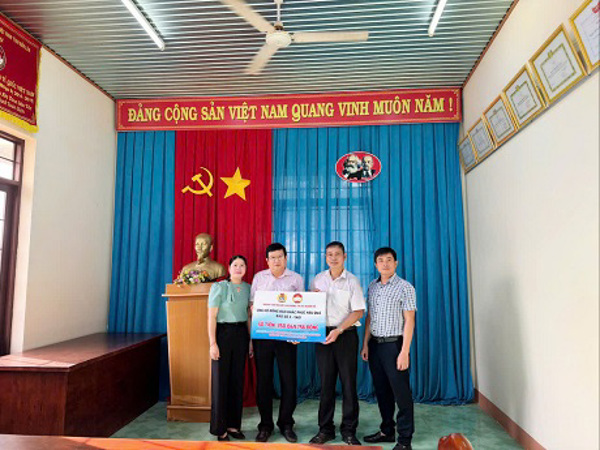 Cán bộ, CNVC LĐ thị xã Buôn Hồ quyên góp giúp đỡ cho công nhân lao động và Nhân dân các tỉnh, thành phố phía Bắc bị thiệt hại do cơn bão số 3 gây ra