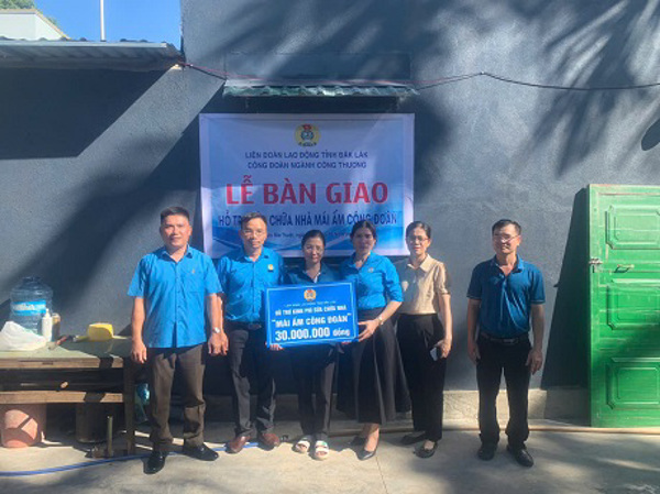 Bàn giao nhà ở “mái ấm công đoàn” cho đoàn viên Công ty TNHH MTV In Đắk Lắk thuộc Công đoàn ngành Công Thương
