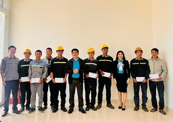 Công đoàn Ngành Công Thương thăm hỏi, tặng quà gia đình đoàn viên tại Khu Công nghiệp Hòa Phú
