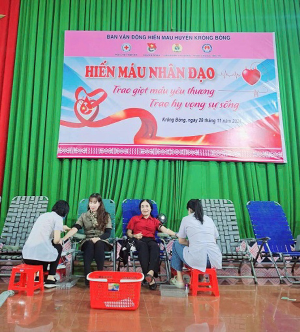 Liên đoàn Lao động huyện Krông Bông phối hợp với Hội Chữ thập đỏ huyện, Huyện đoàn, Phòng GD&ĐT huyện tổ chức hiến máu tình nguyện đợt 2 năm 2024