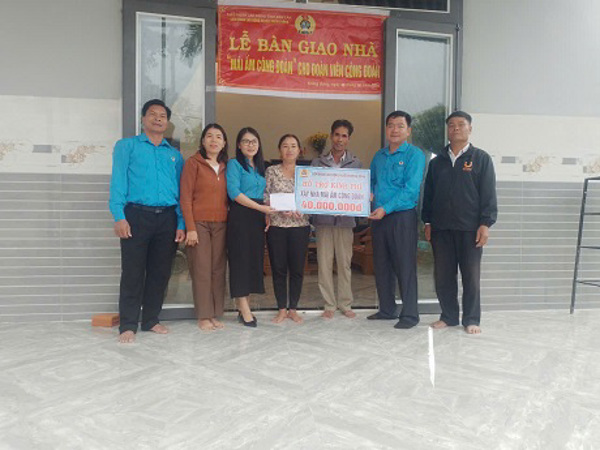 Liên đoàn Lao động huyện Krông Bông Bàn giao nhà “Mái ấm Công đoàn” cho đoàn viên có hoàn cảnh khó khăn