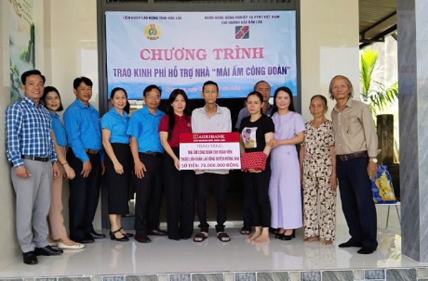 Liên đoàn Lao động huyện Krông Ana phối hợp với Ngân hàng NN và PTNT Việt Nam chi nhánh Bắc Đắk Lắk bàn giao nhà “Mái ấm công đoàn” cho đoàn viên có hoàn cảnh khó khăn về nhà ở