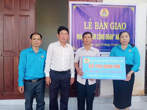 Liên đoàn Lao động huyện Krông Búk, tổ chức Lễ bàn giao nhà “Mái ấm công đoàn”