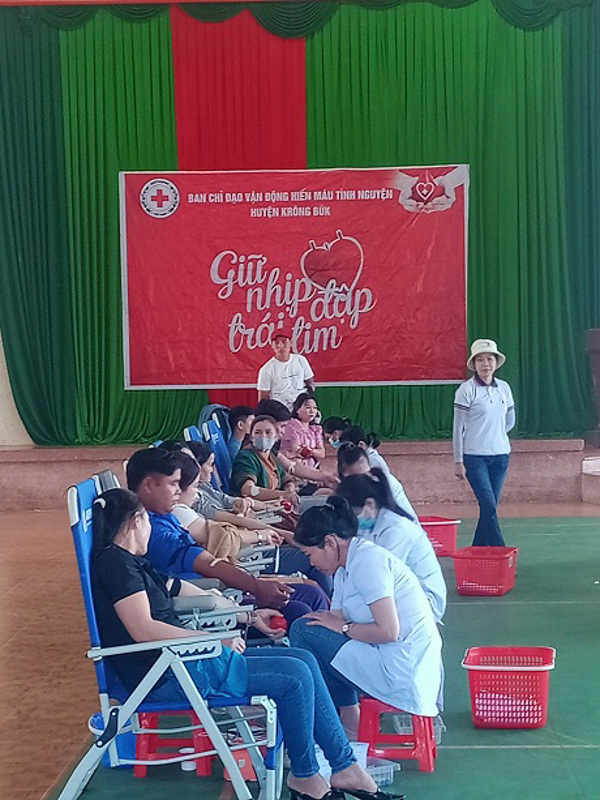 Liên đoàn Lao động huyện Krông Búk phối hợp với Hội Chữ thập đỏ huyện tổ chức Chương trình Hiến máu tình nguyện đợt II năm 2024
