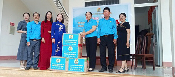 Liên đoàn Lao động huyện Krông Búk phối hợp với Hội LHPN huyện Tổ chức Chương trình tặng Áo dài - Trao yêu thương 