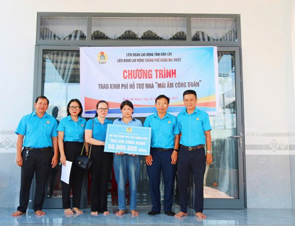 Lãnh đạo Liên đoàn Lao động tỉnh Đắk Lắk cùng Lãnh đạo Liên đoàn Lao động thành phố Buôn Ma Thuột Trao 02 căn nhà “Mái ấm Công đoàn” cho đoàn viên khó khăn
