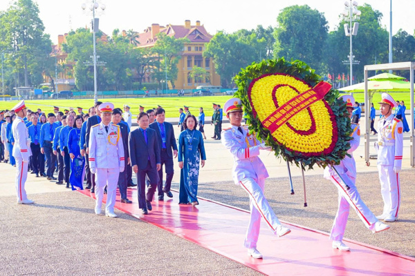 Đoàn đại biểu dự Đại hội Công đoàn Việt Nam vào Lăng viếng Chủ tịch Hồ Chí Minh!