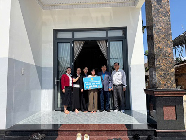 Liên đoàn Lao động tỉnh tổ chức trao kinh phí hỗ trợ xây dựng nhà Mái ấm Công đoàn cho 3 đoàn viên công đoàn có hoàn cảnh khó khăn về nhà ở.
