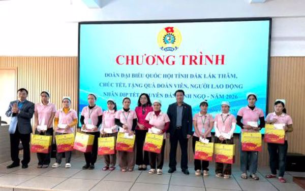 Đoàn đại biểu Quốc hội thăm và chúc tết công nhân lao động tại Khu công nghiệp Hòa Phú