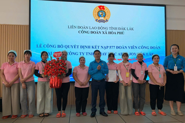 Công đoàn xã Hòa Phú, tỉnh Đắk Lắk kết nạp 577 đoàn viên công đoàn
