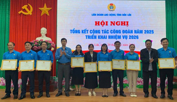 Chiều 29/1, Liên đoàn lao động (LĐLĐ) tỉnh Đắk Lắk tổ chức hội nghị tổng kết công tác công đoàn năm 2025 và triển khai nhiệm vụ năm 2026; phát động phong trào thi đua trong công nhân, viên chức, người lao động năm 2026.