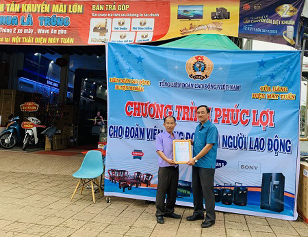 LIÊN ĐOÀN LAO ĐỘNG HUYỆN M&#039;ĐRẮK KÝ KẾT THỎA THUẬN HỢP TÁC NÂNG CAO PHÚC LỢI CHO ĐOÀN VIÊN VÀ NGƯỜI LAO ĐỘNG