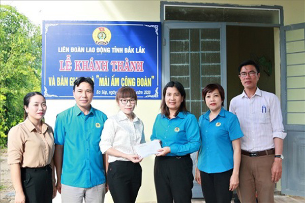 LĐLĐ TỈNH BÀN GIAO NHÀ MÁI ẤM CÔNG ĐOÀN CHO ĐOÀN VIÊN KHÓ KHĂN XÃ VÙNG BIÊN GIỚI