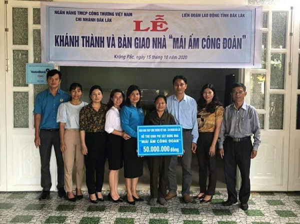 LĐLĐ TỈNH VÀ NGÂN HÀNG VIETTINBANK CN ĐẮK LẮK BÀN GIAO NHÀ MÁI ẤM CÔNG ĐOÀN CHO ĐOÀN VIÊN CÓ HOÀN CẢNH KHÓ KHĂN
