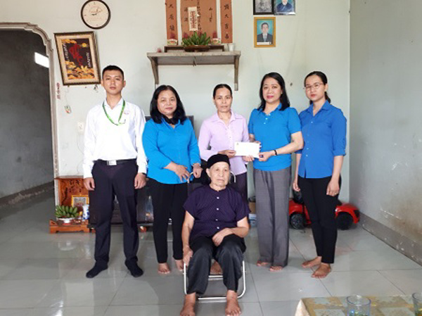 LĐLĐ TỈNH THĂM VÀ TẶNG QUÀ NỮ ĐOÀN VIÊN CÓ HOÀN CẢNH ĐẶC BIỆT KHÓ KHĂN NHÂN KỶ NIỆM 90 NĂM NGÀY THÀNH LẬP HỘI LIÊN HIỆP PHỤ VIỆT NAM 20/10