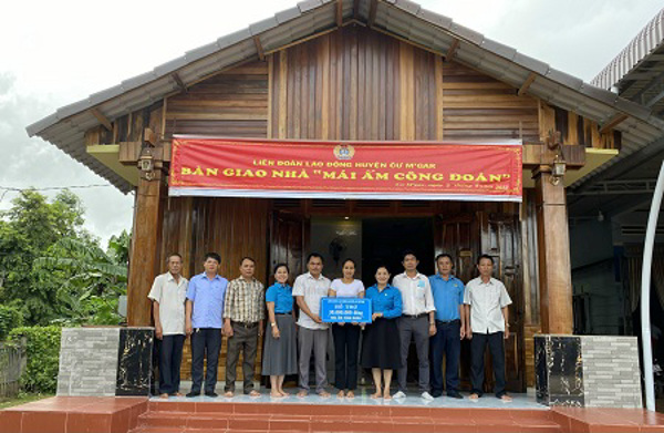 ĐOÀN VIÊN KHÓ KHĂN HUYỆN CƯ MGAR ĐƯỢC HỖ TRỢ KINH PHÍ XÂY DỰNG NHÀ MÁI ẤM CÔNG ĐOÀN