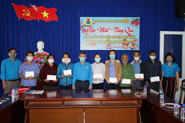 TRÊN 350 SUẤT QUÀ TẾT ĐƯỢC TRAO TẶNG CHO ĐOÀN VIÊN CÓ HOÀN CẢNH KHÓ KHĂN HUYỆN BUÔN ĐÔN