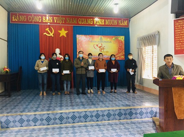 LIÊN ĐOÀN LAO ĐỘNG HUYỆN M’ĐRẮC TỔ CHỨC HOẠT ĐỘNG CHĂM LO TẾT CHO ĐOÀN VIÊN, NGƯỜI LAO ĐỘNG