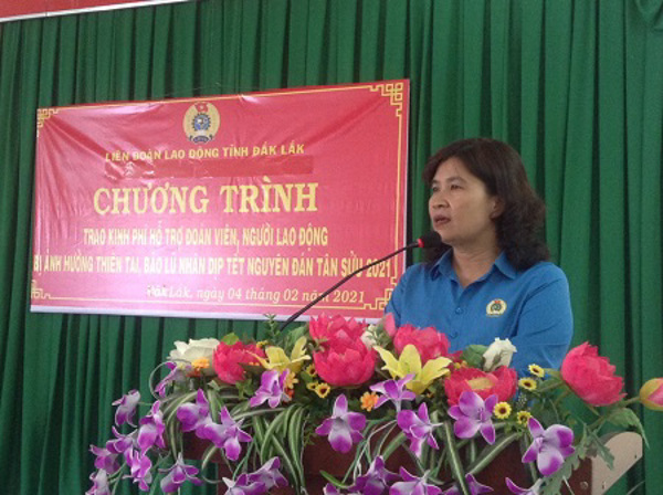 LIÊN ĐOÀN LAO ĐỘNG TỈNH TRAO 120 SUẤT QUÀ TẾT CHO ĐOÀN VIÊN, CNVCLĐ KHÓ KHĂN BỞI THIÊN TAI