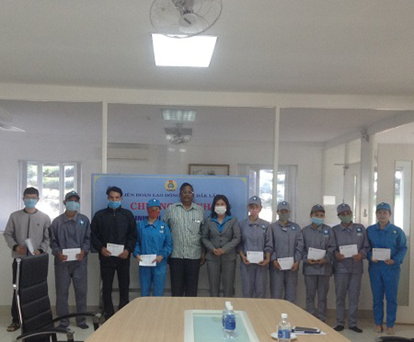 LĐLĐ TỈNH TRAO 10 TRIỆU ĐỒNG HỖ TRỢ ĐOÀN VIÊN, CNLĐ KHÓ KHĂN CÔNG TY TRÁCH NHIỆM HỮU HẠN CÀ PHÊ NGON