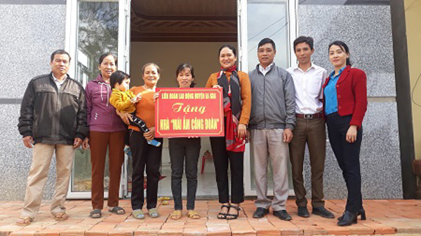 TỔ CHỨC BÀN GIAO NHÀ &#034;MÁI ẤM CÔNG ĐOÀN&#034; CHO ĐOÀN VIÊN